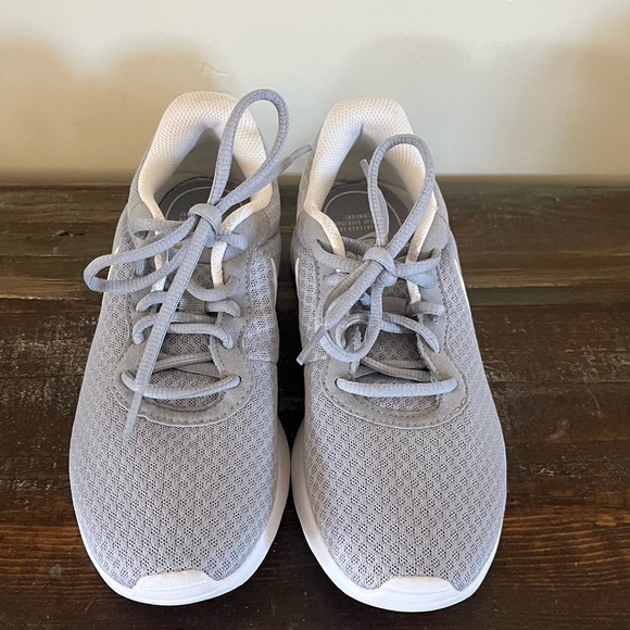 New without box Nike gray grey white size 7 lightweight sneakers - Picture 8 of 13